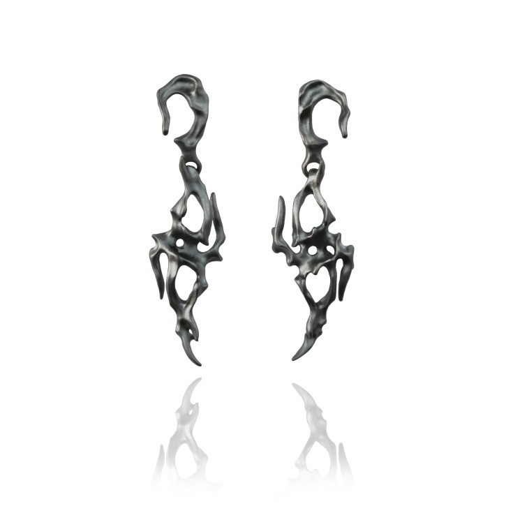 Valakia long earrings_black_white background Eero Hintsanen Kuva Chao-Hsien Kuo